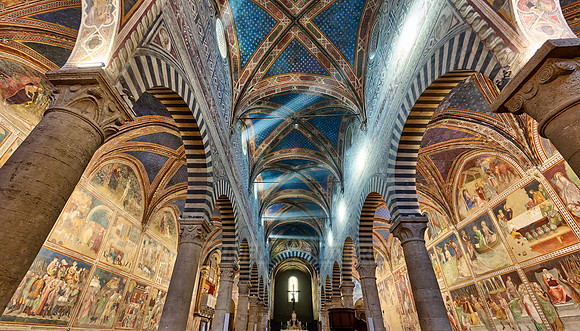 Innenaufnahme mit Fresken der Duomo di Santa Maria Assunta, San Gimignano  | The interior of the Collegiata di Santa Maria Assunta. Duomo Cathedral,  San Gimignano|