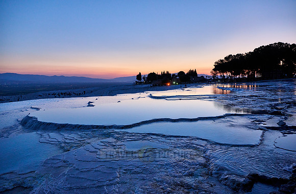 Sonnenuntergang hinter  Kalksinterterrassen von Pamukkale  |sunset behind Pamukkale travertine terraces|