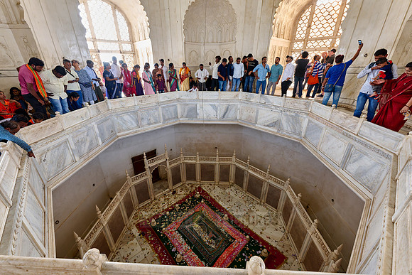 interior shot of Bibi Ka Maqbara, Aurangabad