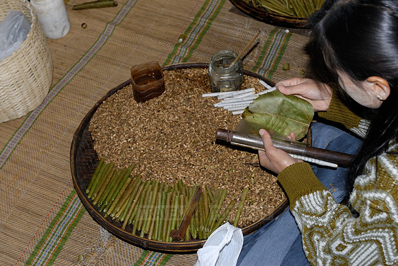 Local Intha cheroot-maker
