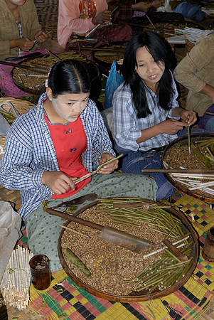 Local Intha cheroot-maker
