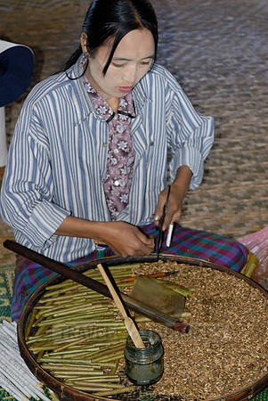 Local Intha cheroot-maker