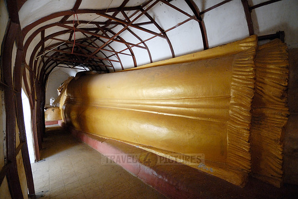 cramped Buddha statue in Ma-nu-ha temple