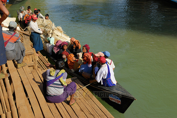 Shan women at boat bridge