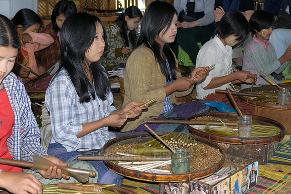 Local Intha cheroot-maker