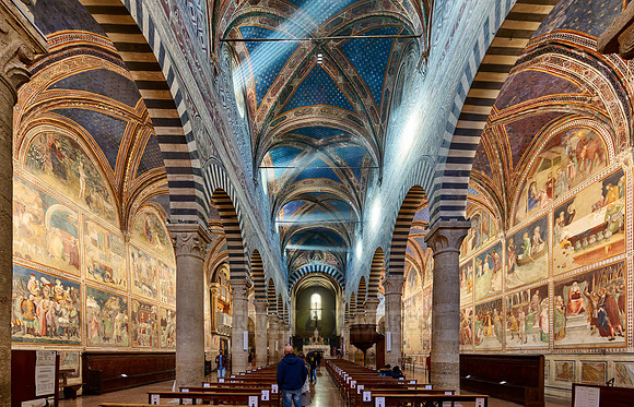 Innenaufnahme mit Fresken der Duomo di Santa Maria Assunta, San Gimignano  | The interior of the Collegiata di Santa Maria Assunta. Duomo Cathedral,  San Gimignano|
