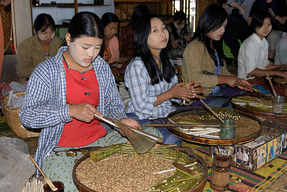 Local Intha cheroot-maker
