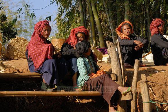 Shan women at boat bridge