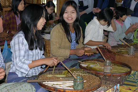Local Intha cheroot-maker