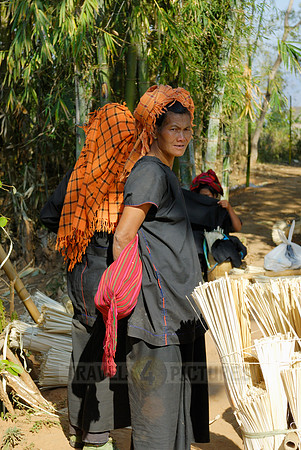 Shan women at boat bridge