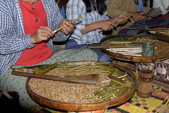 Local Intha cheroot-maker