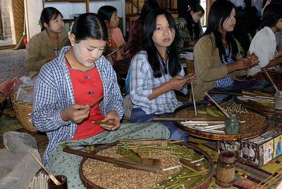 Local Intha cheroot-maker