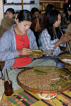 Local Intha cheroot-maker