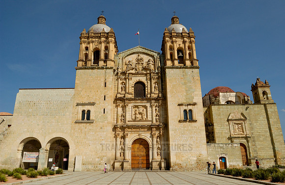 outside view of Iglesia Santo Domingo