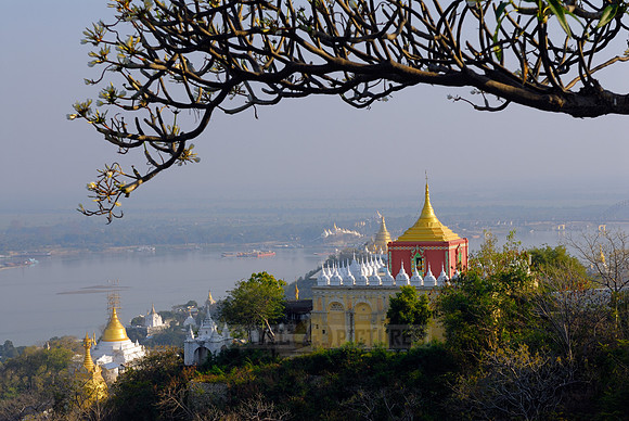 view from Ponnya Shin Pagoda into valley