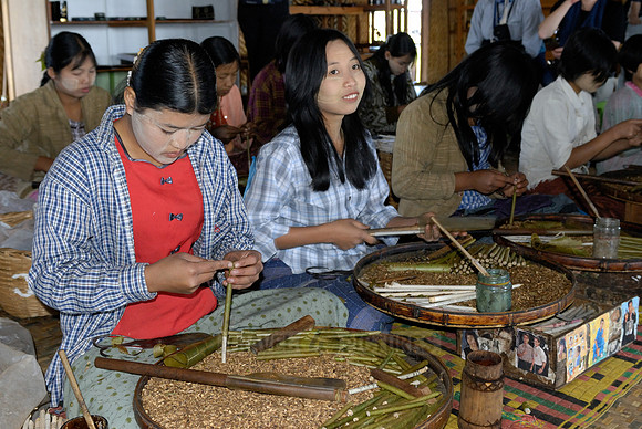 Local Intha cheroot-maker
