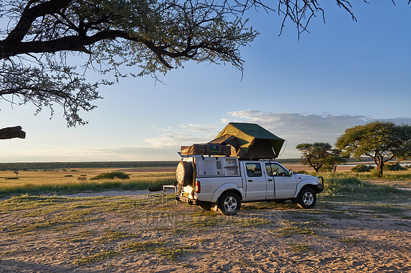 4x4 car with roof tent in Mabuasehube
