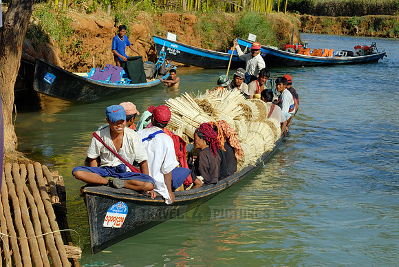 Shan women at boat bridge