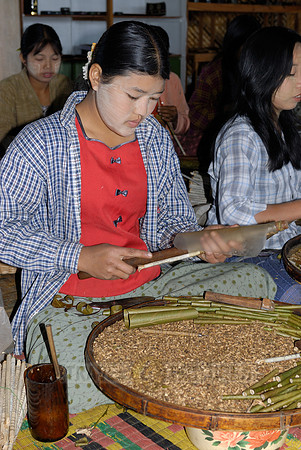 Local Intha cheroot-maker