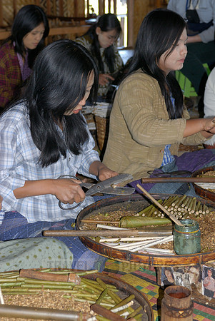 Local Intha cheroot-maker