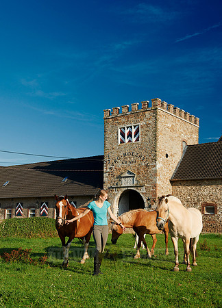 young lady with horses in front of Holzheim castle