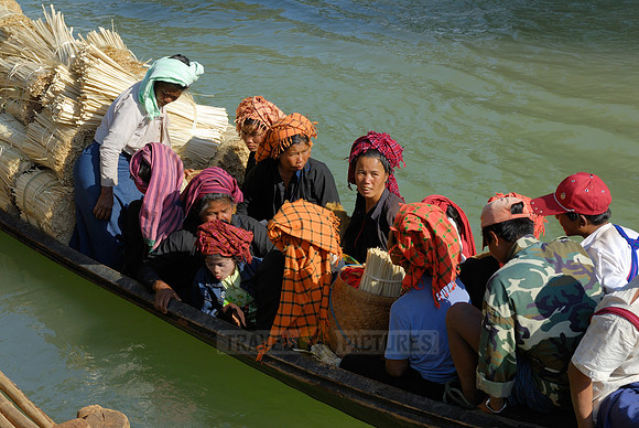 Shan women at boat bridge