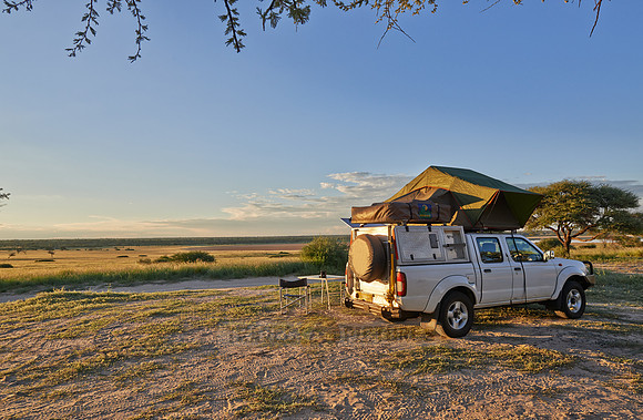 4x4 car with roof tent in Mabuasehube