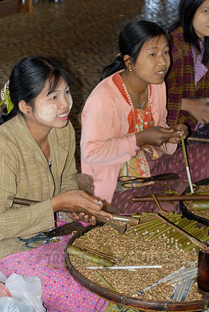 Local Intha cheroot-maker