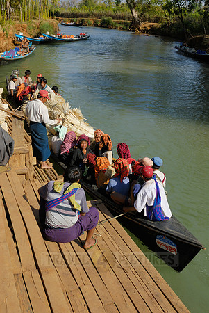 Shan women at boat bridge