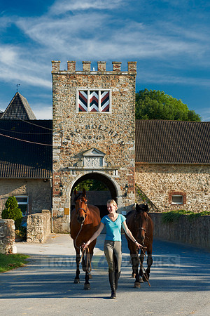 young lady with horses in front of Holzheim castle