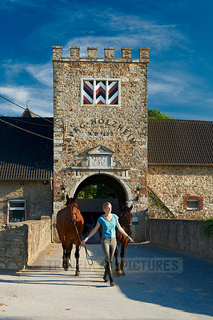 young lady with horses in front of Holzheim castle