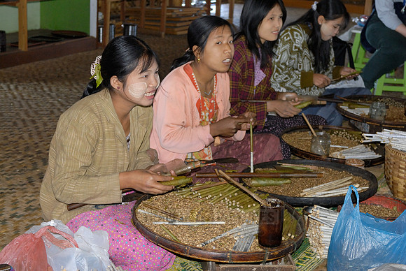 Local Intha cheroot-maker