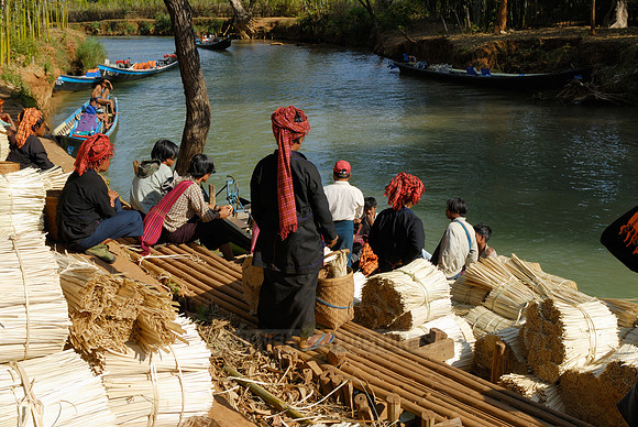 Shan women at boat bridge